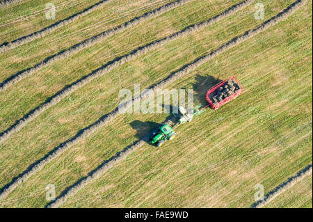 Vista aerea del trattore rendendo patterns in Harford County, Maryland. Foto Stock