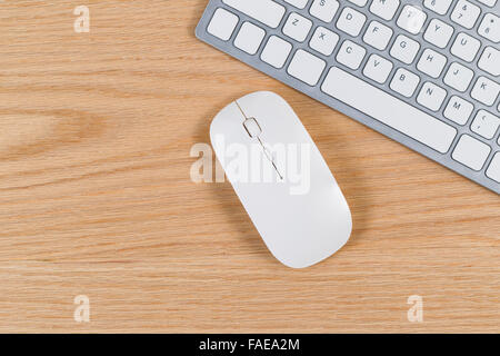 Office desktop computer con tastiera e mouse. Real quercia rossa superficie di legno. Foto Stock