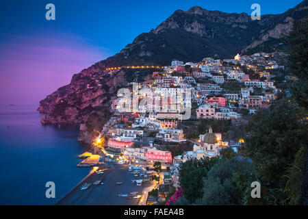 Vista serale lungo la Costiera Amalfitana della collina cittadina di Positano, Campania, Italia Foto Stock