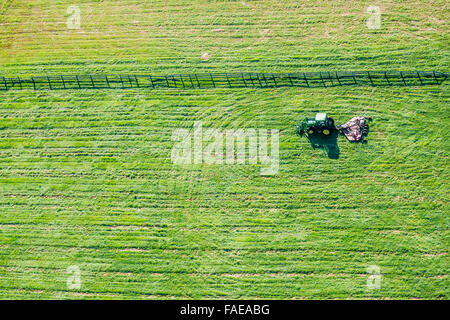 Vista aerea di un trattore lavora attraverso un campo Foto Stock