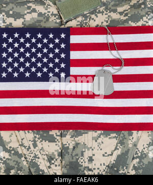 Stati Uniti d'America bandiera, militare etichette di identificazione, catena da collo e combat uniform top. Il layout verticale. Foto Stock