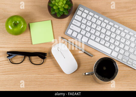 Office desktop pronto per il lavoro. Real quercia rossa superficie di legno. Foto Stock