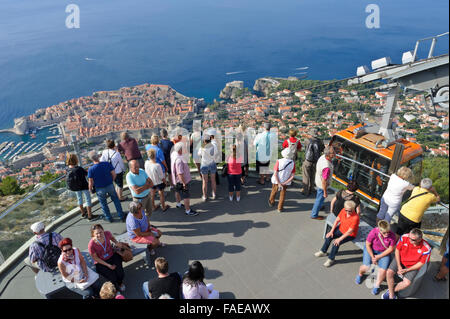 I turisti su una piattaforma di avvistamento con la Città Vecchia e la fortezza nella distanza, Dubrovnik, Croazia. Foto Stock