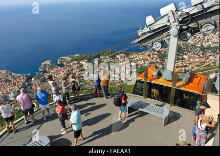 I turisti su una piattaforma di avvistamento con la città vecchia a distanza, Dubrovnik, Croazia. Foto Stock