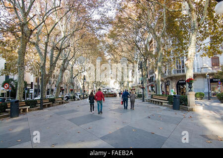Le decorazioni di Natale e la gente che camminava sul Passeig del Born sul dicembre 13, 2015 a Palma di Maiorca, isole Baleari, Spagna Foto Stock