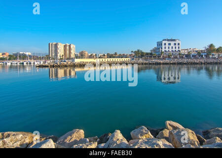 Portixol marina si riflette nel blu del mare Mediterraneo di acqua oceanica in una giornata di sole in dicembre a Palma de Mallorca, Spagna Foto Stock