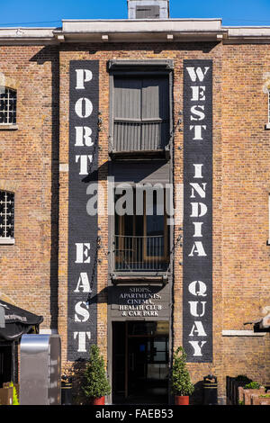 La porta est del magazzino, West India Quay, London, England, Regno Unito Foto Stock