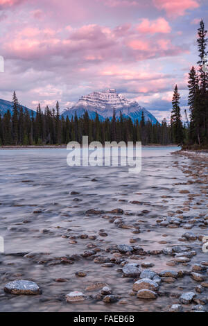 Athabasca River con il monte Kerkeslin in background, Jasper Nationalpark, Alberta, Canada Foto Stock