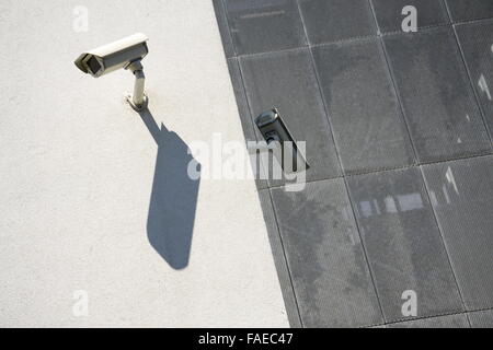 Bianco le telecamere di sicurezza montati su muro bianco Foto Stock