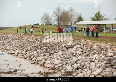 Columbus, Missouri, Stati Uniti d'America. 28 dicembre, 2015. Le persone sono state schierate lungo la sponda del fiume Tenn-Tom in Columbus, Sig.ra a guardare le due chiatte che vengono presentate contro la diga dopo la rottura allentato durante una recente tempesta. Credito: Tim Thompson/Alamy Live News Foto Stock