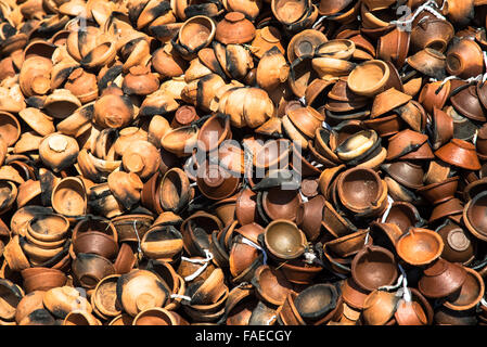 Cumulo di argilla utilizzate lampade ad olio al tempio di anaradhapura sri lanka Foto Stock