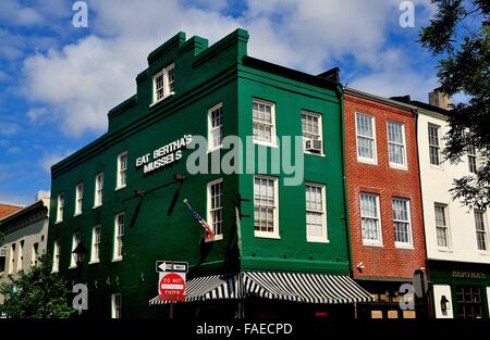 Baltimore, Maryland: del XVIII e XIX secolo gli edifici ospitano negozi, pub e ristoranti nel centro storico Fells Point Foto Stock