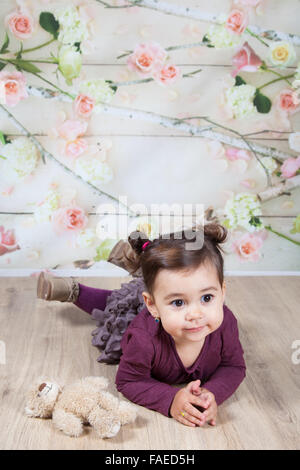 Ritratto di 1 e una metà splendida bambina indoor. Foto Stock