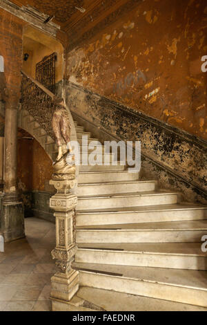 Una scala in marmo e la statua in La Mansion Camaguey (La Guarida edificio), Havana, Cuba Foto Stock