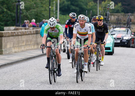 Tour della Gran Bretagna cycle race passa attraverso Kelso nei confini scozzesi nel 2015 Foto Stock