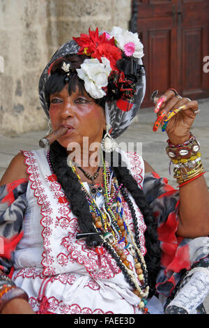 Donna colorati di fumare un sigaro, Habana Vieja (l'Avana Vecchia), Cuba Foto Stock