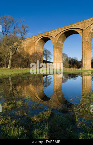 Thomas Telford elegante Lothian Ponte sul Tyne acqua vicino Pathhead, a sud di Edimburgo, porta ancora la strada principale a sud Foto Stock