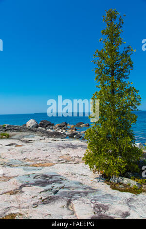 Spiaggia rocciosa di Katherine Cove nel Lago Superior parco provinciale sul Lago Superiore in Canada Foto Stock