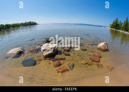 Spiaggia rocciosa di Katherine Cove nel Lago Superior parco provinciale sul Lago Superiore in Canada Foto Stock