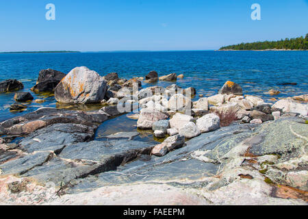 Spiaggia rocciosa di Katherine Cove nel Lago Superior parco provinciale sul Lago Superiore in Canada Foto Stock