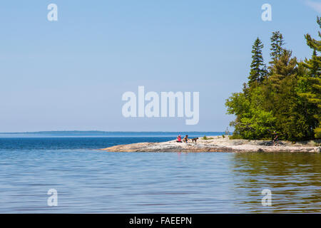 Spiaggia rocciosa di Katherine Cove nel Lago Superior parco provinciale sul Lago Superiore in Canada Foto Stock