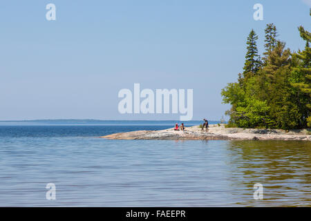 Spiaggia rocciosa di Katherine Cove nel Lago Superior parco provinciale sul Lago Superiore in Canada Foto Stock