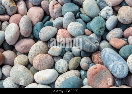 Primo piano delle rocce sulla spiaggia di ciottoli di Maratona Ontario Canada sulla riva del lago Superior Foto Stock