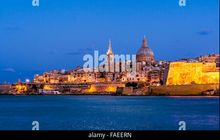 La Valletta e Porto di Marsamxett. La splendida vista da Sliema. Malta. Foto Stock