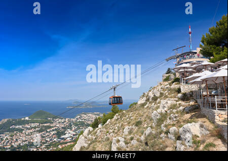 Un cavo auto sulla collina di Dubrovnik, Croazia. Foto Stock