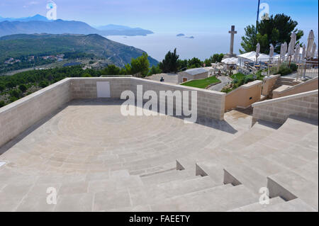 Una vista panoramica dalla cima della collina della stazione della funivia che guarda verso il mare Adriatico e le montagne, Dubrovnik, Croazia. Foto Stock