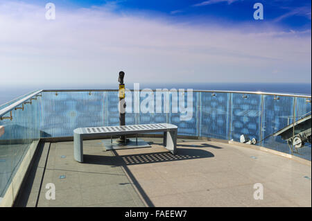 Guardare fuori della piattaforma con un telescopio sulla collina, Dubrovnik, Croazia. Foto Stock