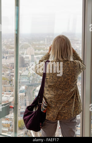 Visitatore godendo la vista dal grattacielo Shard, Londra England Regno Unito Regno Unito Foto Stock