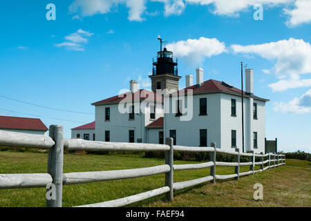 Staccionata in legno conduce a coda di castoro faro. È il terzo più antico faro in America del Nord ed è un popolare Rhode Island attrazione. Foto Stock