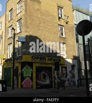 Blue sky illustrazioni ritratto dipinto da vari artisti su uno spazio aperto Shop persiane, angolo via pancetta, Brick Lane, London, Regno Unito Foto Stock