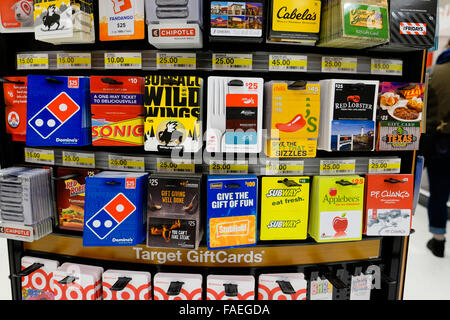 SAN FRANCISCO, CA - Dicembre 13, 2015: selezione di carte regalo in un supermercato. Foto Stock