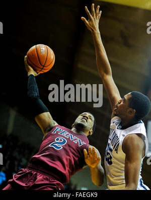 Villanova, Pennsylvania, USA. 28 dicembre, 2015. Dicembre 28, 2015 : Villanova di ponti Mikal difende la Pennsylvania Antonio boschi durante il NCAA basketball match tra la Pennsylvania Quakers e Villanova Wildcats presso il padiglione a Villanova, Pensilvania il 22 dicembre 2015. Scott Serio/ESW/CSM/Alamy Live News Foto Stock