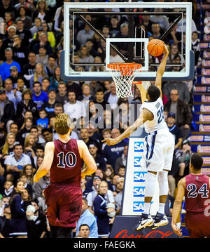 Villanova, Pennsylvania, USA. 28 dicembre, 2015. Dicembre 28, 2015 : Villanova di ponti Mikal converte un canestro per due punti durante il NCAA basketball match tra la Pennsylvania Quakers e Villanova Wildcats presso il padiglione a Villanova, Pensilvania il 22 dicembre 2015. Scott Serio/ESW/CSM/Alamy Live News Foto Stock