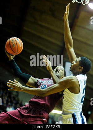 Villanova, Pennsylvania, USA. 28 dicembre, 2015. Dicembre 28, 2015 : Villanova di ponti Mikal difende la Pennsylvania Antonio boschi durante il NCAA basketball match tra la Pennsylvania Quakers e Villanova Wildcats presso il padiglione a Villanova, Pensilvania il 22 dicembre 2015. Scott Serio/ESW/CSM/Alamy Live News Foto Stock