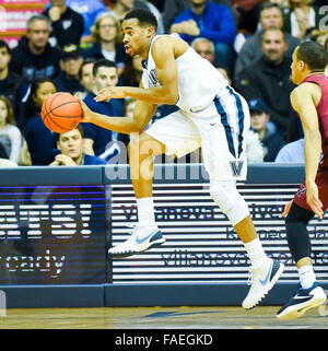 Villanova, Pennsylvania, USA. 28 dicembre, 2015. Dicembre 28, 2015 : Villanova di Phil Booth tenta di salvare una palla fuori dai limiti durante il NCAA basketball match tra la Pennsylvania Quakers e Villanova Wildcats presso il padiglione a Villanova, Pensilvania il 22 dicembre 2015. Scott Serio/ESW/CSM/Alamy Live News Foto Stock