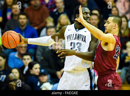 Villanova, Pennsylvania, USA. 28 dicembre, 2015. Dicembre 28, 2015 : Villanova è Daniel Ochefu è difeso da Pennsylvania Mike coclea durante il NCAA basketball match tra la Pennsylvania Quakers e Villanova Wildcats presso il padiglione a Villanova, Pensilvania il 22 dicembre 2015. Scott Serio/ESW/CSM/Alamy Live News Foto Stock