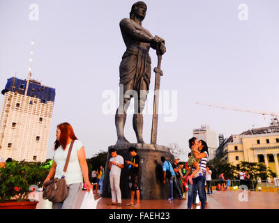 Le famiglie filippine facendo una piacevole passeggiata al Lapu Lapu-monumento in Rizal Park. Foto Stock