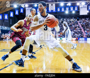 Villanova, Pennsylvania, USA. 28 dicembre, 2015. Dicembre 28, 2015 : Villanova di Josh Hart rigidi per il cestello durante il NCAA basketball match tra la Pennsylvania Quakers e Villanova Wildcats presso il padiglione a Villanova, Pensilvania il 22 dicembre 2015. Villanova 77-57. Scott Serio/ESW/CSM/Alamy Live News Foto Stock