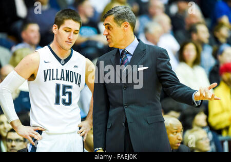 Villanova, Pennsylvania, USA. 28 dicembre, 2015. Dicembre 28, 2015 : Villanova Coach Jay Wright colloqui con Villanova's Ryan Arcidiacono in disparte durante il NCAA basketball match tra la Pennsylvania Quakers e Villanova Wildcats presso il padiglione a Villanova, Pensilvania il 22 dicembre 2015. Villanova ha vinto 77-57. Scott Serio/ESW/CSM/Alamy Live News Foto Stock