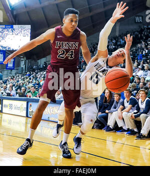 Villanova, Pennsylvania, USA. 28 dicembre, 2015. Dicembre 28, 2015 : Villanova's Ryan Arcidiacono viene sporcata da Pennsylvania di Matt Howard durante il NCAA basketball match tra la Pennsylvania Quakers e Villanova Wildcats presso il padiglione a Villanova, Pensilvania il 22 dicembre 2015. Scott Serio/ESW/CSM/Alamy Live News Foto Stock