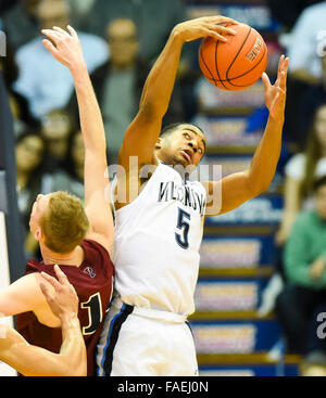 Villanova, Pennsylvania, USA. 28 dicembre, 2015. Dicembre 28, 2015 : Villanova di Phil Booth cattura un rimbalzo durante il NCAA basketball match tra la Pennsylvania Quakers e Villanova Wildcats presso il padiglione a Villanova, Pensilvania il 22 dicembre 2015. Villanova 77-57. Scott Serio/ESW/CSM/Alamy Live News Foto Stock