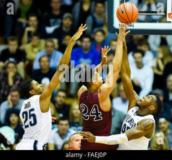 Villanova, Pennsylvania, USA. 28 dicembre, 2015. Dicembre 28, 2015 : Villanova di Darryl Reynolds e ponti Mikal difendere un colpo dalla Pennsylvania di Matt Howard durante il NCAA basketball match tra la Pennsylvania Quakers e Villanova Wildcats presso il padiglione a Villanova, Pensilvania il 22 dicembre 2015. Villanova 77-57. Scott Serio/ESW/CSM/Alamy Live News Foto Stock