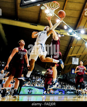 Villanova, Pennsylvania, USA. 28 dicembre, 2015. Dicembre 28, 2015 : Villanova's Jalen Brunson incisioni lungo la corsia di un cestello durante il NCAA basketball match tra la Pennsylvania Quakers e Villanova Wildcats presso il padiglione a Villanova, Pensilvania il 22 dicembre 2015. Villanova 77-57. Scott Serio/ESW/CSM/Alamy Live News Foto Stock