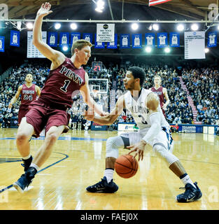 Villanova, Pennsylvania, USA. 28 dicembre, 2015. Dicembre 28, 2015 : Villanova di Josh Hart cerca una apertura per il cesto contro la Pennsylvania è Jake Silpe durante il NCAA basketball match tra la Pennsylvania Quakers e Villanova Wildcats presso il padiglione a Villanova, Pensilvania il 22 dicembre 2015. Scott Serio/ESW/CSM/Alamy Live News Foto Stock