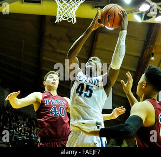 Villanova, Pennsylvania, USA. 28 dicembre, 2015. Dicembre 28, 2015 : Villanova di Darryl Reynolds va per un colpo contro Pennsylvania Dan Dwyer durante il NCAA basketball match tra la Pennsylvania Quakers e Villanova Wildcats presso il padiglione a Villanova, Pensilvania il 22 dicembre 2015. Villanova 77-57. Scott Serio/ESW/CSM/Alamy Live News Foto Stock