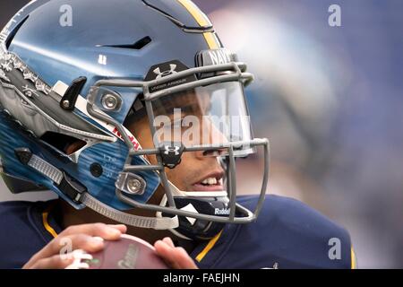 Annapolis, Maryland, Stati Uniti d'America. 28 dicembre, 2015. Stati Uniti Accademia navale quarterback Keenan Reynolds (19) durante il 2015 Coppa militare a Navy-Marine Corps Stadium Dicembre 28, 2015 in Annapolis, Maryland. La Reynolds ha rotto il NCAA Football suddivisione record per touchdowns con 88 e anche impostare la carriera rushing cantieri con 4,559 metri. Foto Stock